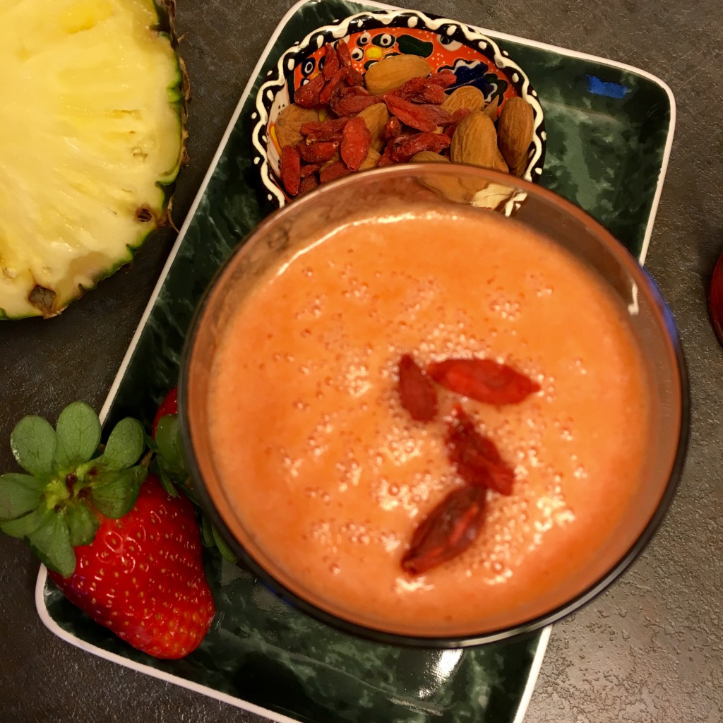 Erdbeer-Ananas-Banane-Limette Smoothie mit Goji | Superfood-Smoothie